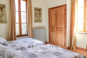 Petit château à tourelles avec plus de 2 hectares de terrain et piscine chauffée