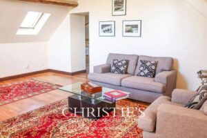 Petit château à tourelles avec plus de 2 hectares de terrain et piscine chauffée