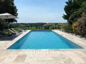 Petit château à tourelles avec plus de 2 hectares de terrain et piscine chauffée