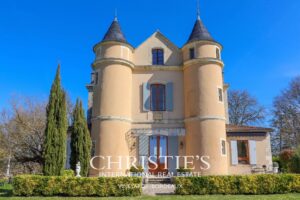 Petit château à tourelles avec plus de 2 hectares de terrain et piscine chauffée