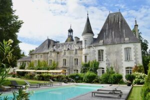 Chateau de Campagne et Domaine extraordinaire près de Brantôme