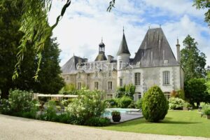 Chateau de Campagne et Domaine extraordinaire près de Brantôme