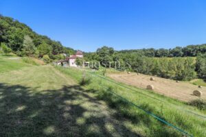 Domaine Rural, alimentés par l'énergie solaire et 100 % d'électricité renouvelable, Lac et 18 hectares de terrain vallonné