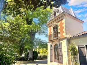 Une Chartreuse historique avec piscine chauffée près d'un village médiéval