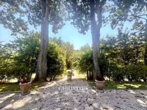 Une Chartreuse historique avec piscine chauffée près d'un village médiéval