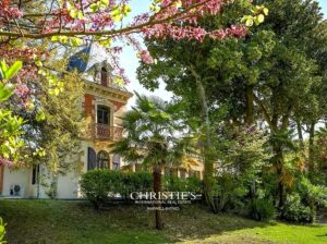 Une Chartreuse historique avec piscine chauffée près d'un village médiéval