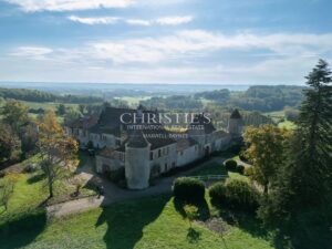 Near Saint-Emilion - Exceptional historic Château surrounded by 112 ha including park with swimming pool and tennis court