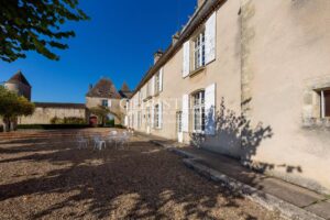 Near Saint-Emilion - Exceptional historic Château surrounded by 112 ha including park with swimming pool and tennis court