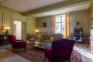 Near Saint-Emilion - Exceptional historic Château surrounded by 112 ha including park with swimming pool and tennis court