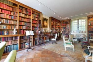 Near Saint-Emilion - Exceptional historic Château surrounded by 112 ha including park with swimming pool and tennis court