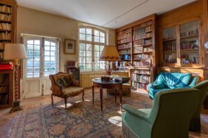 Near Saint-Emilion - Exceptional historic Château surrounded by 112 ha including park with swimming pool and tennis court