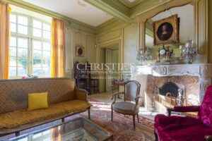 Near Saint-Emilion - Exceptional historic Château surrounded by 112 ha including park with swimming pool and tennis court