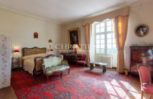 Near Saint-Emilion - Exceptional historic Château surrounded by 112 ha including park with swimming pool and tennis court