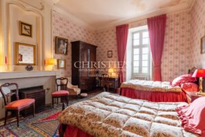 Near Saint-Emilion - Exceptional historic Château surrounded by 112 ha including park with swimming pool and tennis court