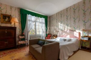 Near Saint-Emilion - Exceptional historic Château surrounded by 112 ha including park with swimming pool and tennis court