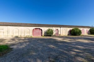 Near Saint-Emilion - Exceptional historic Château surrounded by 112 ha including park with swimming pool and tennis court
