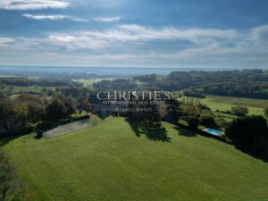 Near Saint-Emilion - Exceptional historic Château surrounded by 112 ha including park with swimming pool and tennis court