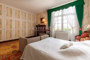 Near Saint-Emilion - Exceptional historic Château surrounded by 112 ha including park with swimming pool and tennis court