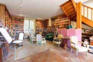 Near Saint-Emilion - Exceptional historic Château surrounded by 112 ha including park with swimming pool and tennis court