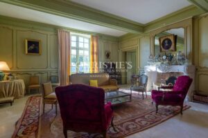 Near Saint-Emilion - Exceptional historic Château surrounded by 112 ha including park with swimming pool and tennis court