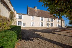 Near Saint-Emilion - Exceptional historic Château surrounded by 112 ha including park with swimming pool and tennis court