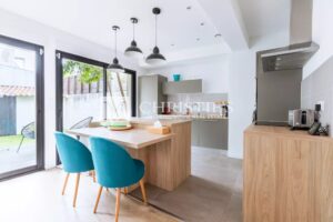 BORDEAUX SAINT-SEURIN - MAISON DE VILLE AVEC GARAGE ET JARDIN