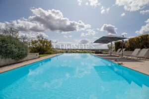 Maison de style Art Déco des années 1930 : une célébration de la luminosité, du volume, du décor élégant et du confort