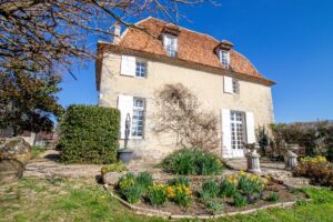 Noble MANSARD MAISON avec maison d'amie, granges et écuries, niché dans une campagne exquise