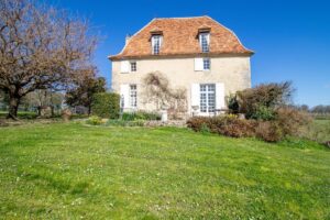 Noble MANSARD MAISON avec maison d'amie, granges et écuries, niché dans une campagne exquise