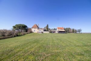 Noble MANSARD MAISON avec maison d'amie, granges et écuries, niché dans une campagne exquise