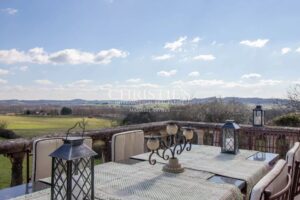 Noble MANSARD MAISON avec maison d'amie, granges et écuries, niché dans une campagne exquise