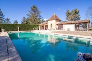 Noble MANSARD MAISON avec maison d'amie, granges et écuries, niché dans une campagne exquise