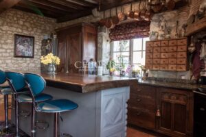 Noble MANSARD MAISON avec maison d'amie, granges et écuries, niché dans une campagne exquise