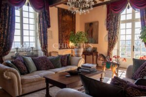 Noble MANSARD MAISON avec maison d'amie, granges et écuries, niché dans une campagne exquise