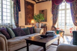 Noble MANSARD MAISON avec maison d'amie, granges et écuries, niché dans une campagne exquise