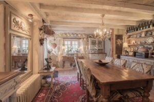 Noble MANSARD MAISON avec maison d'amie, granges et écuries, niché dans une campagne exquise