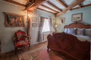 Noble MANSARD MAISON avec maison d'amie, granges et écuries, niché dans une campagne exquise