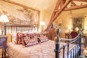 Noble MANSARD MAISON avec maison d'amie, granges et écuries, niché dans une campagne exquise