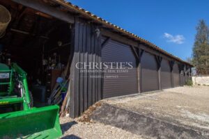 Noble MANSARD MAISON avec maison d'amie, granges et écuries, niché dans une campagne exquise