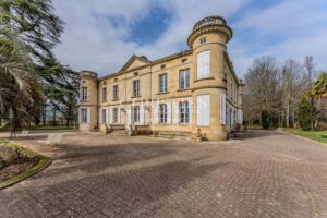 Majestueux Château du XIXᵉ siècle aux Portes de Bordeaux
