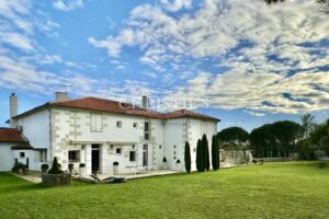 Exclusif : Élégant manoir du XVIIIe siècle avec jardin d’exception à 5 minutes de Saintes