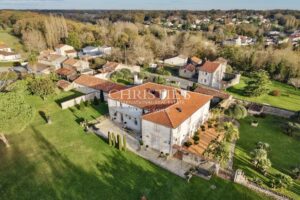 Exclusif : Élégant manoir du XVIIIe siècle avec jardin d’exception à 5 minutes de Saintes