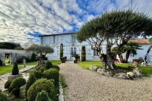 Exclusif : Élégant manoir du XVIIIe siècle avec jardin d’exception à 5 minutes de Saintes