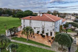 Exclusif : Élégant manoir du XVIIIe siècle avec jardin d’exception à 5 minutes de Saintes