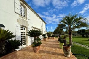 Exclusif : Élégant manoir du XVIIIe siècle avec jardin d’exception à 5 minutes de Saintes