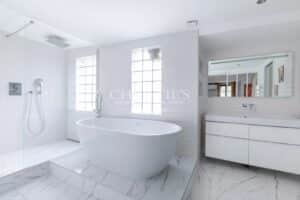 Bordeaux / Large flat in the heart of the historic centre