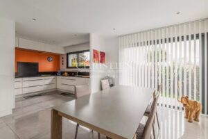 Camblanes – Élégante maison contemporaine avec vue dominante