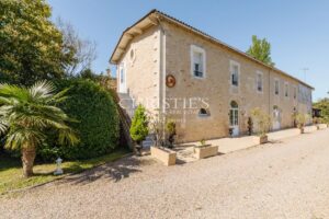 Château hôtelier et touristique à 40 min de Bordeaux.
