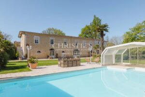 Château hôtelier et touristique à 40 min de Bordeaux.