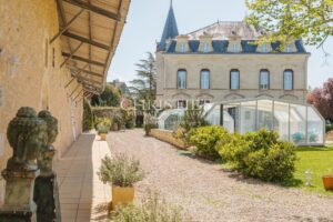 Château hôtelier et touristique à 40 min de Bordeaux.